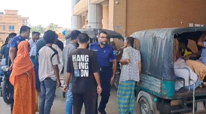 গোপালগঞ্জে বাস চাপায় ভ্যানচালক নিহত, আহত ৭